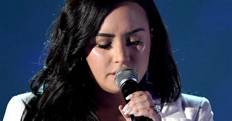 How Demi Lovato Mascara Stayed When Crying At Grammys